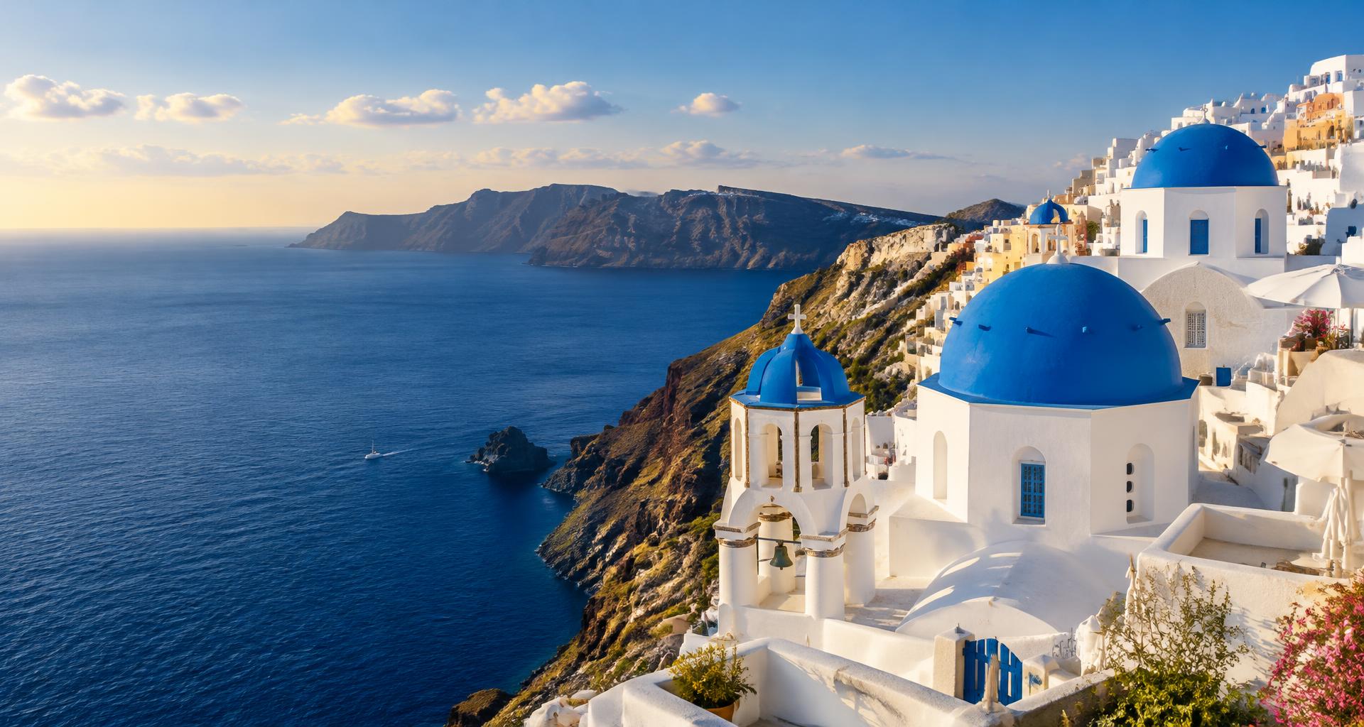 Casas brancas e cúpulas azuis de Santorini com vista para o mar Egeu